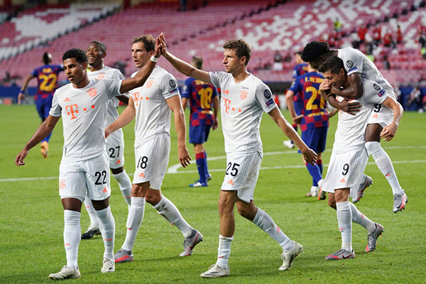 Ten sam zespół ewoluował w dwie różnie reprezentowane koszulki nr 10